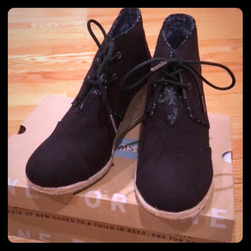 🎉HOST PICK x 2🎉🌺NEW🌺 Toms Wedges - Picture 1 of 3